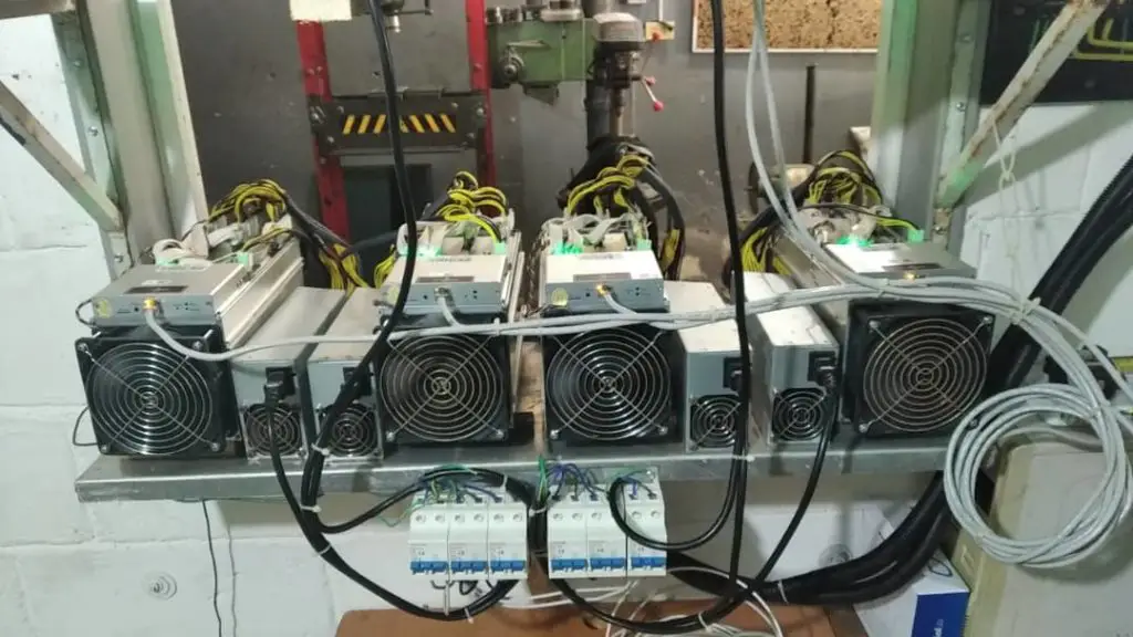 ¿Qué es eso de minar bitcoins?